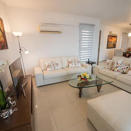 דירה Skylight Megaron לרנקה